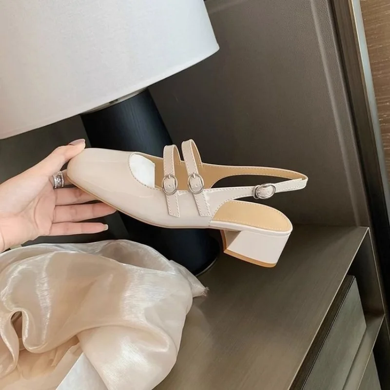  2025 حذاء ماري جينس باللون العنابي بمقدمة مربعة وإبزيم مزدوج من الجلد اللامع بكعب مكتنز مع تصميم جان #4