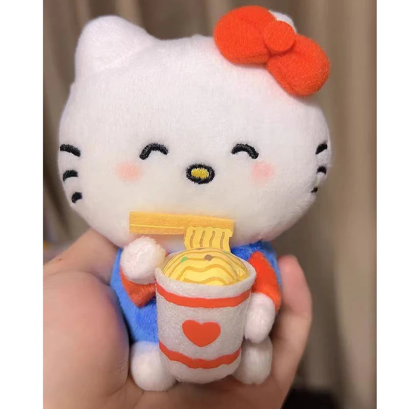 Hello Kitty Sanrio จี้ตุ๊กตาการ์ตูนอะนิเมะน่าเกลียดน่ารักกินก๋วยเตี๋ยว KT พวงกุญแจยัดไส้ของเล่นกระเป๋าเป้สะพายหลังของขวัญตกแต่ง