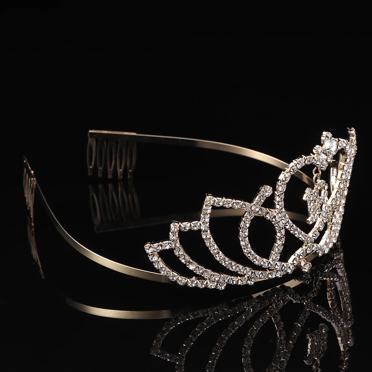 

1 шт., повязка на голову с короной на день рождения, застежка для волос из сплава со стразами, золотой легкий аксессуар для вечеринки и свадьбы, элегантная расческа для волос, подарок