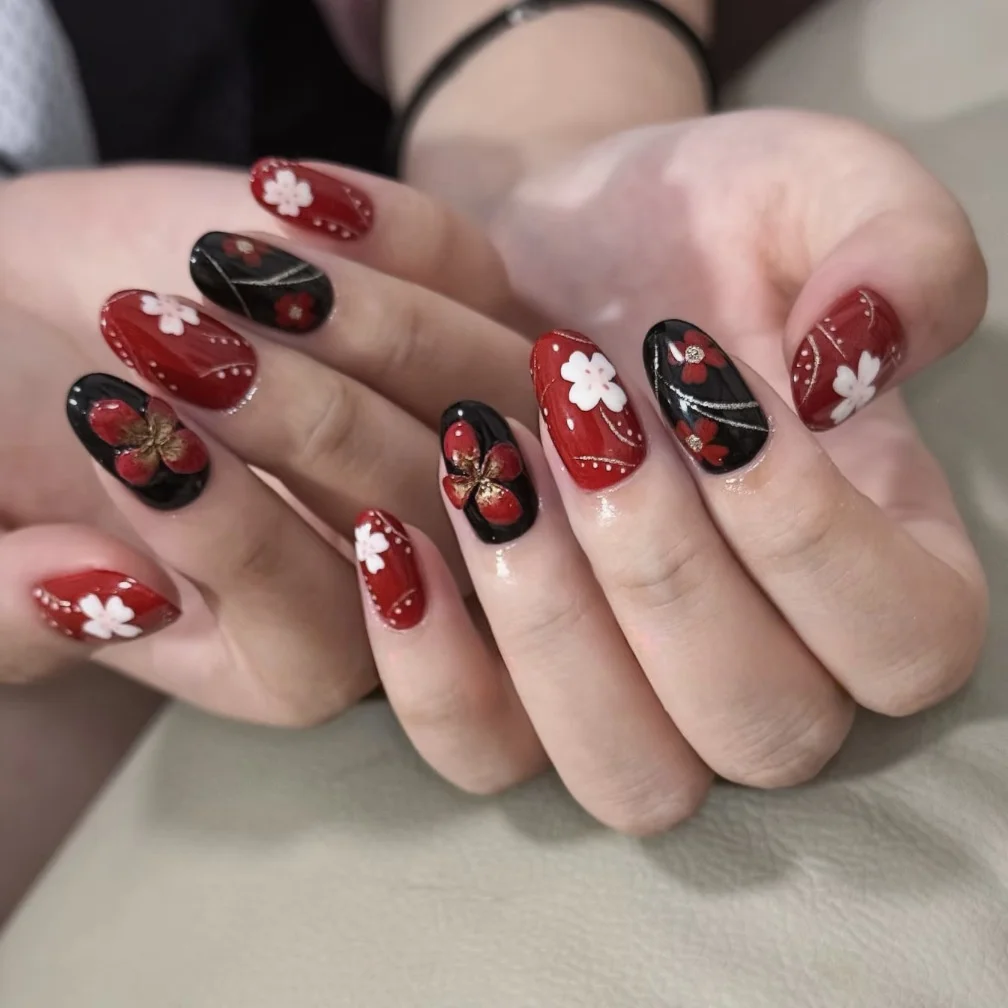 

24pcs Red Retro Floral Press on Nails Black&White Pattern Flower Fake Nail Short Round False Nail for Women&Girl Acrylic Nail