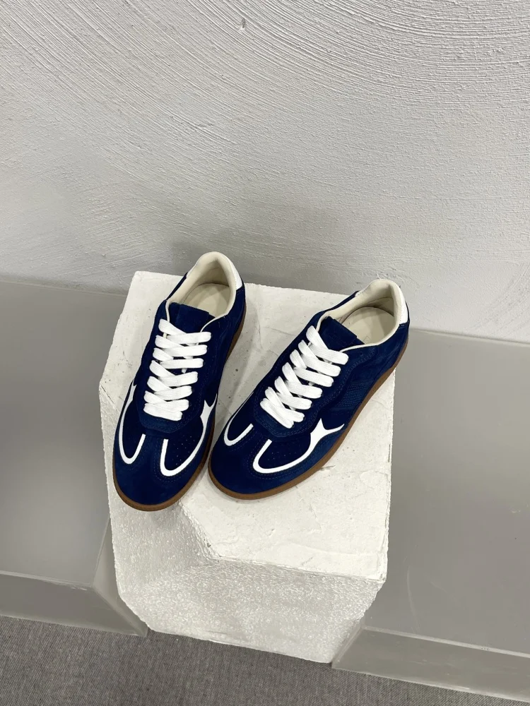 New casual flat sneakers, fashionable and comfortable retro training shoes, simple couple board shoes