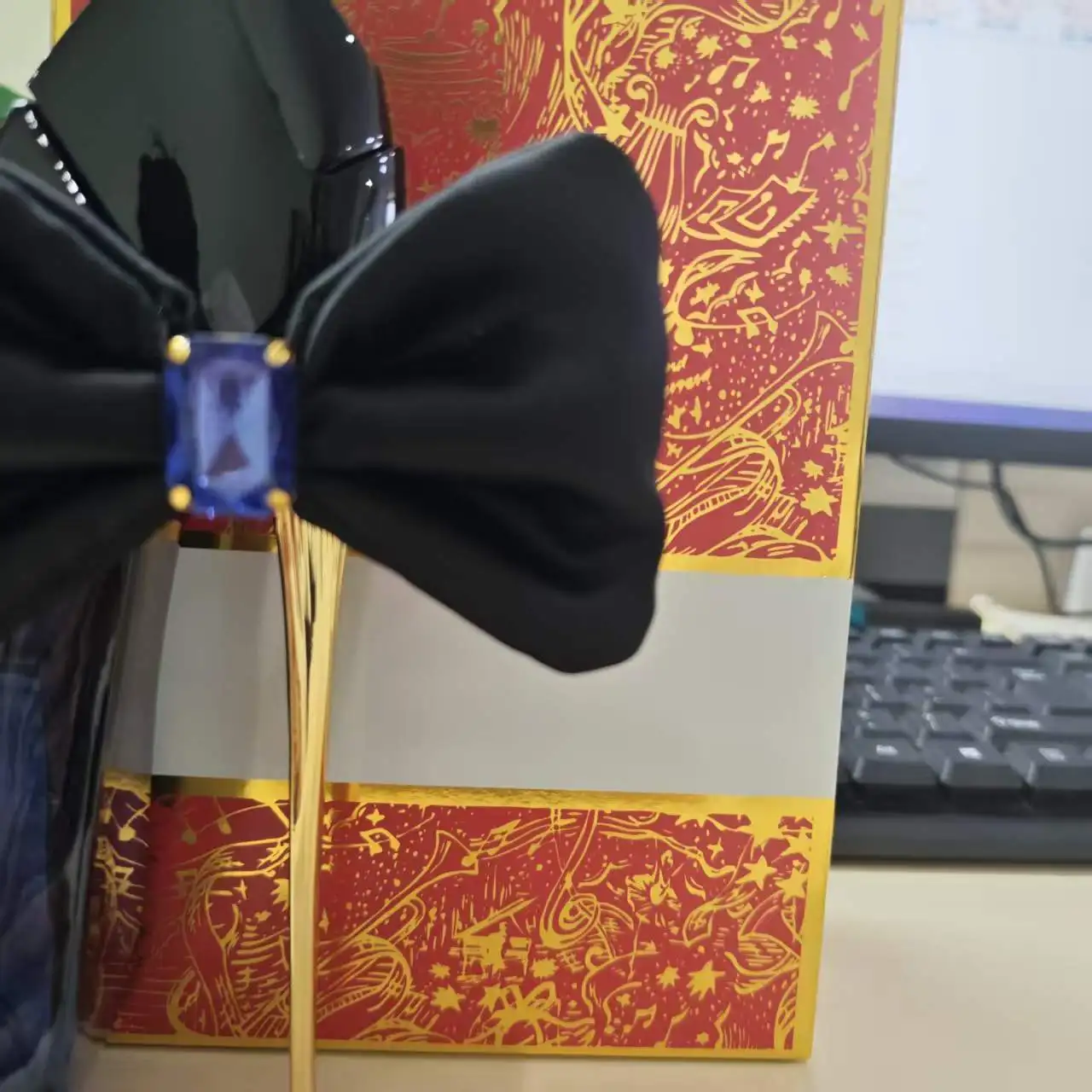 Perfume Carolina Herrera para zapatos de tacón alto, botella negra brillante y lazo de terciopelo, regalo perfecto