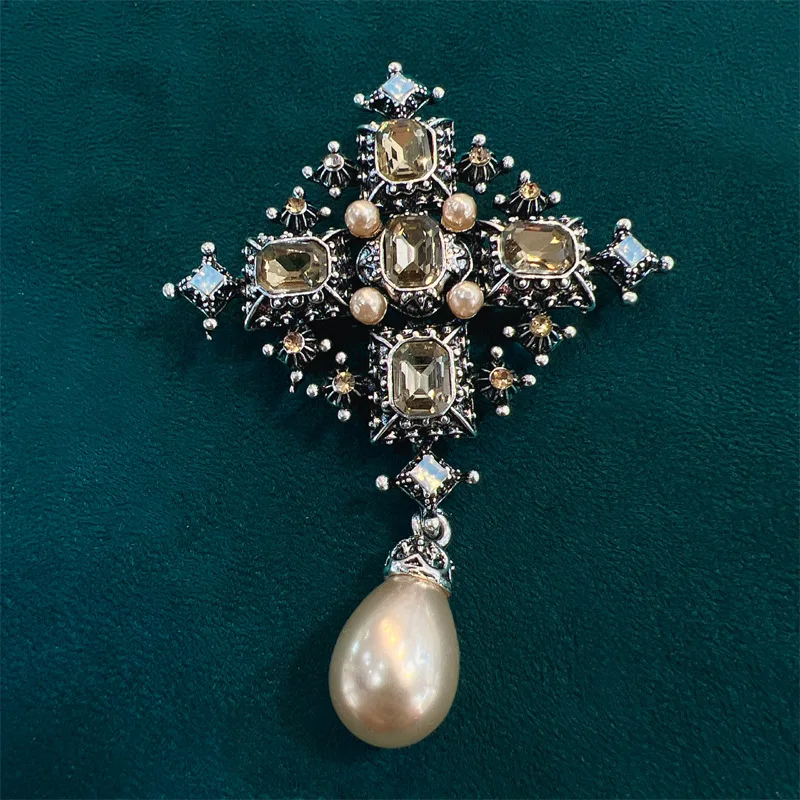 

New Baroque Rhinestone Brooch For Women Retro Metal Cross Pearl Temperament Coat Collar Pin Corsage Party Jewelry Accessories