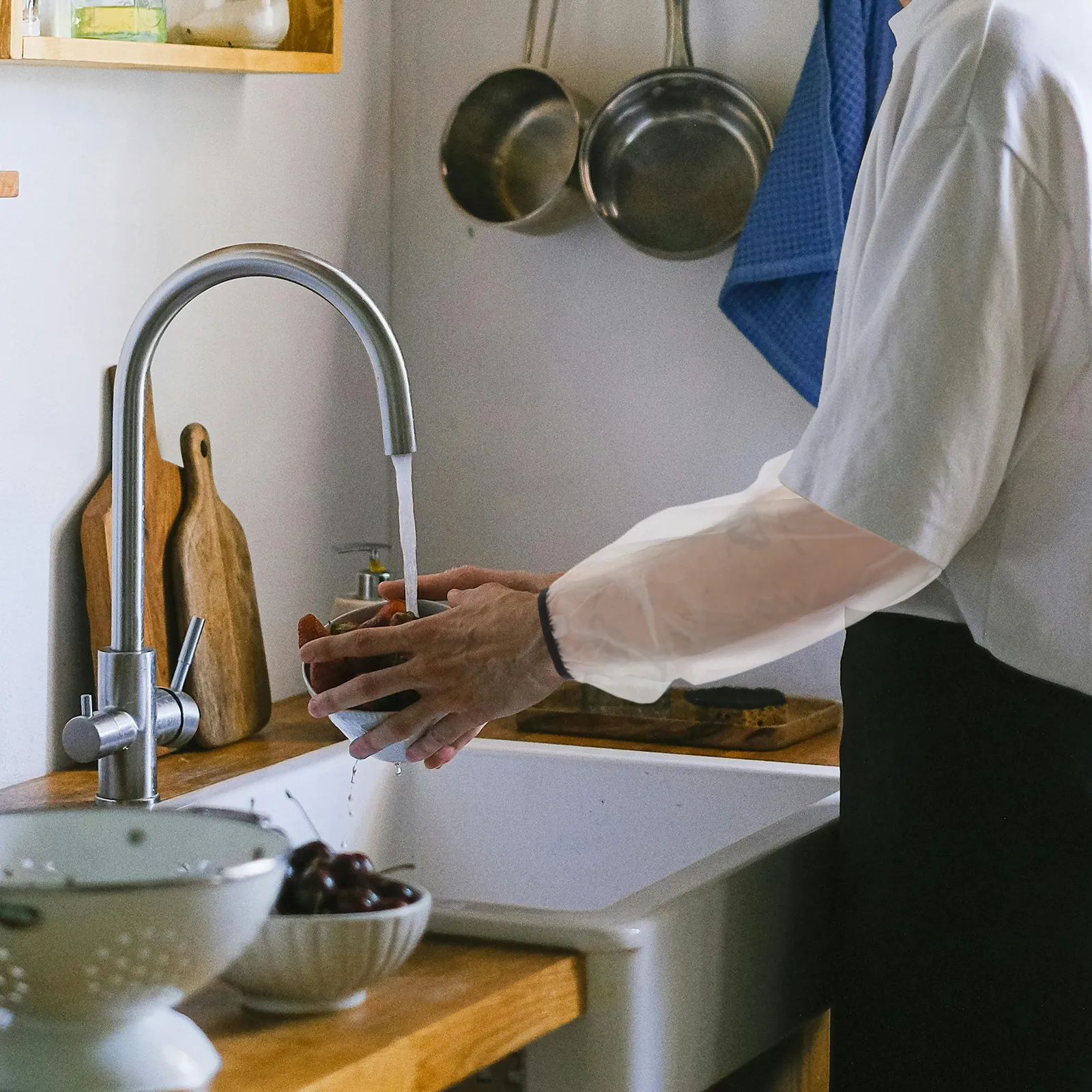 

2Pcs Waterproof Arm Sleeves Oilproof Protective Oversleeves Forearm Covers Gardening Cooking Housework Men Women