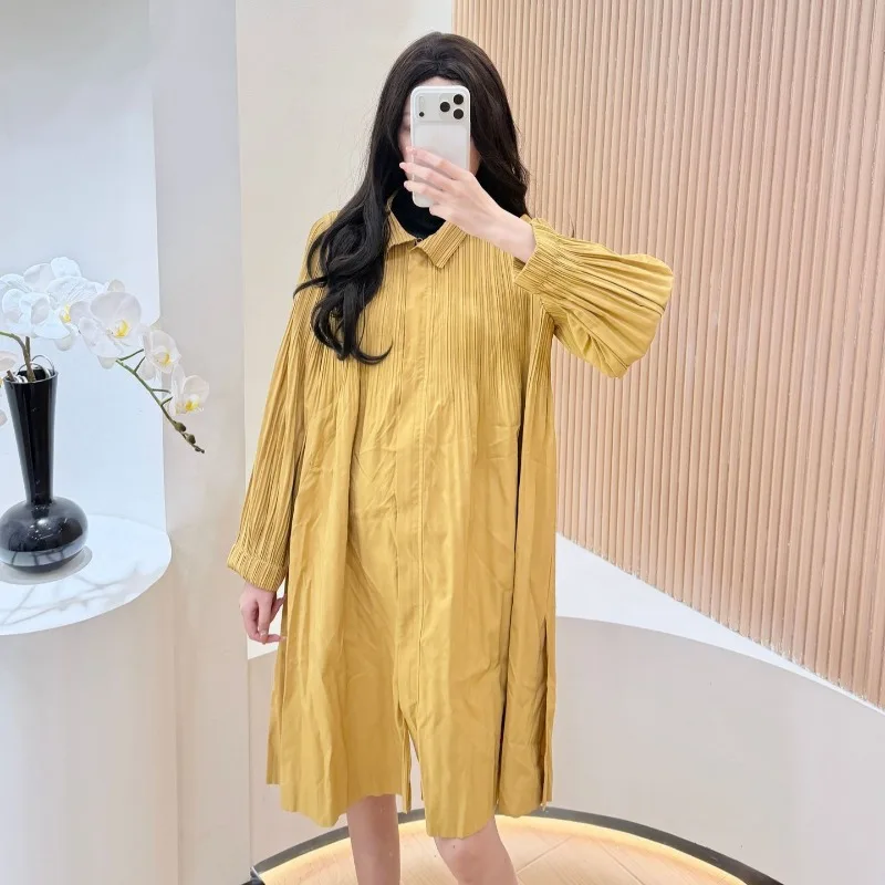 مياكي فستان مطوي 2025 خريف جديد عالي الجودة تحسس متوسط الطول سترة الرياح الفرنسية الرجعية موضة خندق معطف مسمار زر فستان