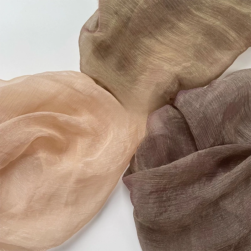 vestido-de-chiffon-semi-transparente-em-tons-de-champanhe-e-damasco-com-listras-verticais-em-marrom-e-detalhes-em-tecido-de-pasta-de-feijao-feito-a-mao