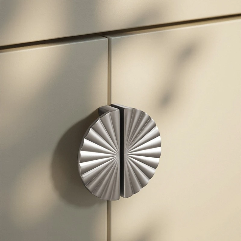 Modern Creative Shaped Furniture Handles Silver Knobs and Handles for Drawers Cabinets Zinc Alloy Bedroom Wardrobe Door Handles
