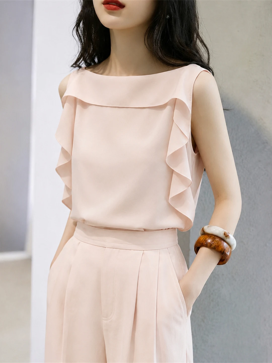 

Ladies Style Sleeveless Neckline Ruffle Hem Top Summer High Fashion Sensation Elegant Small Shirt Overhead Vest Women