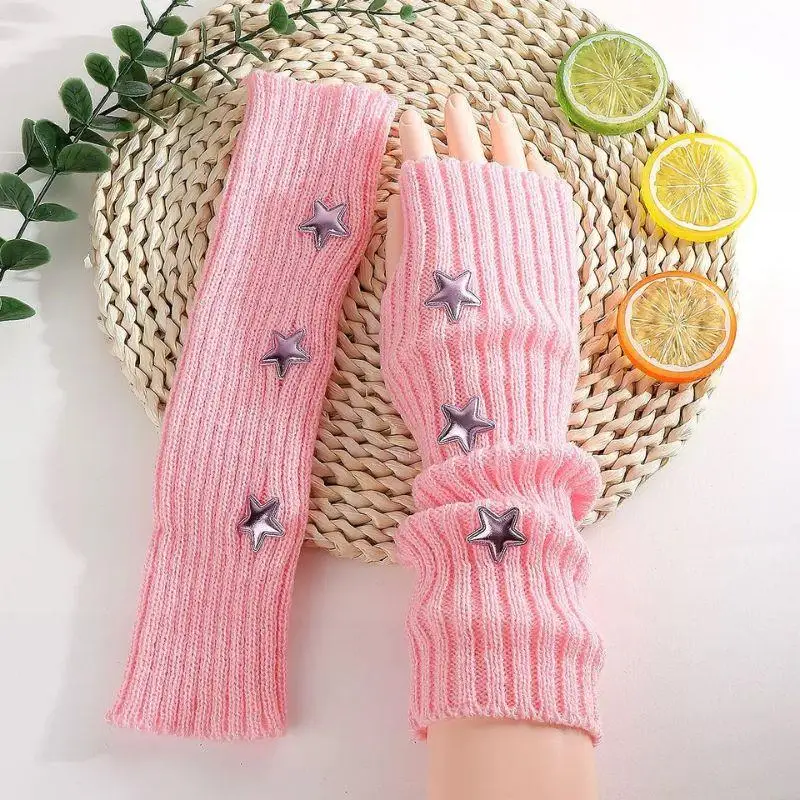 Рисунок 3 - Белые, черные длинные варежки на запястье