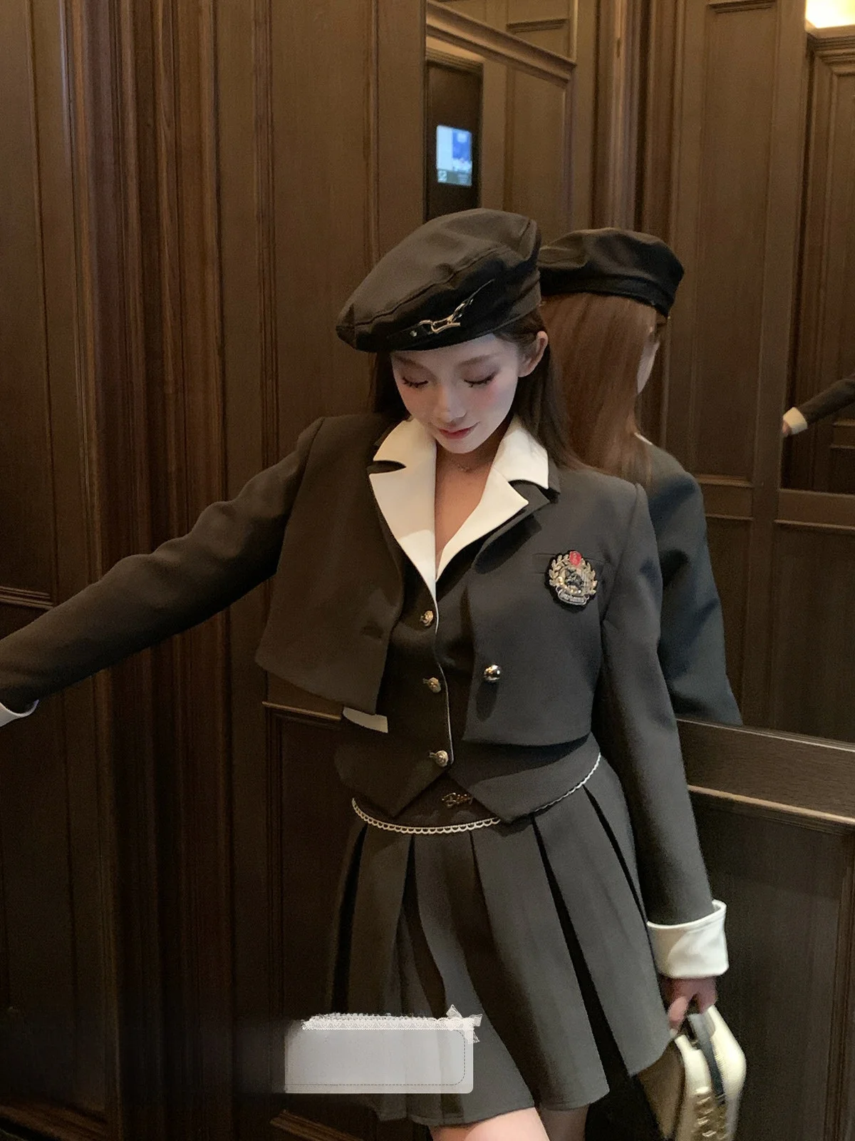 

Костюм Ice Ice Comes 【Naive Freman】 в стиле студенческой моды: комплект с юбкой-плиссе с высокой талией и цветным принтом, модный образ