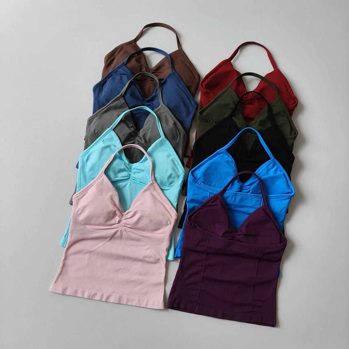سترة يوجا رياضية للنساء من Longline Strappy مع حمالة صدر مدمجة للياقة البدنية في صالة الألعاب الرياضية وظهر جميل للجري والتمرين قميص قصير