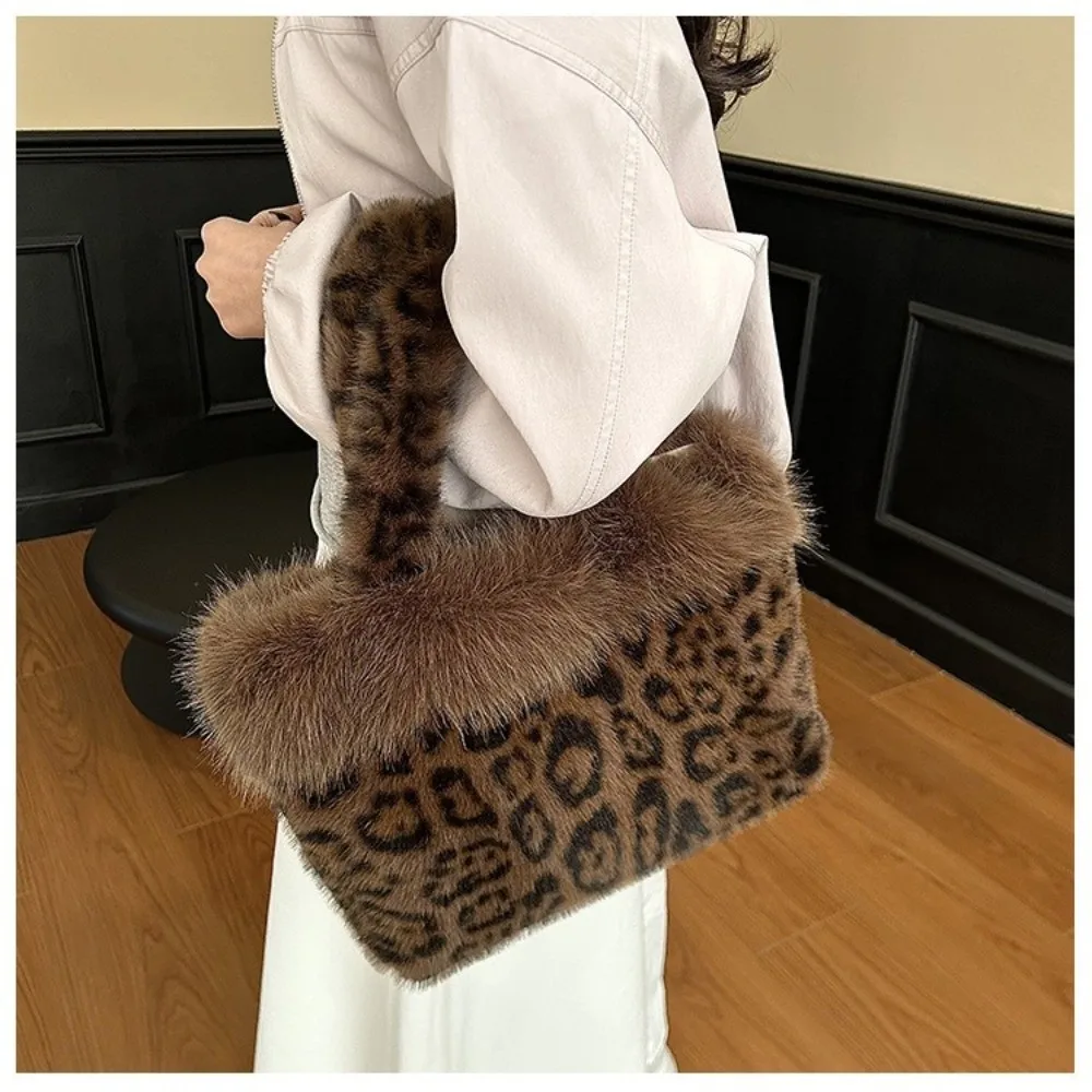 Modische Leopardenmuster-Fell-Tragetasche Warme Weiche Schultertasche Große Kapazität Flauschige Handtasche für Damen – Detail 15