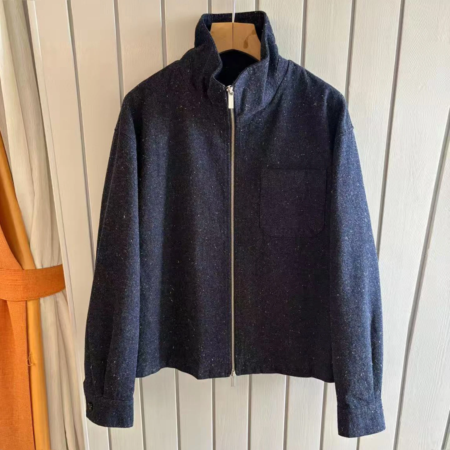 

Мужская куртка на молнии с карманом и воротником-стойкой