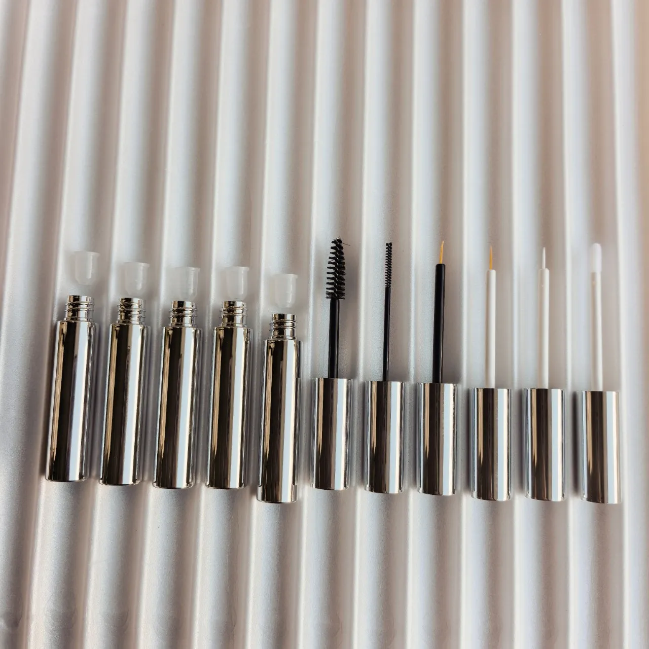 Helle silberne 10m leere Mascara-Tuben, Eyeliner- und Lipgloss-Flaschen, Dosierbehälter – Detail 4
