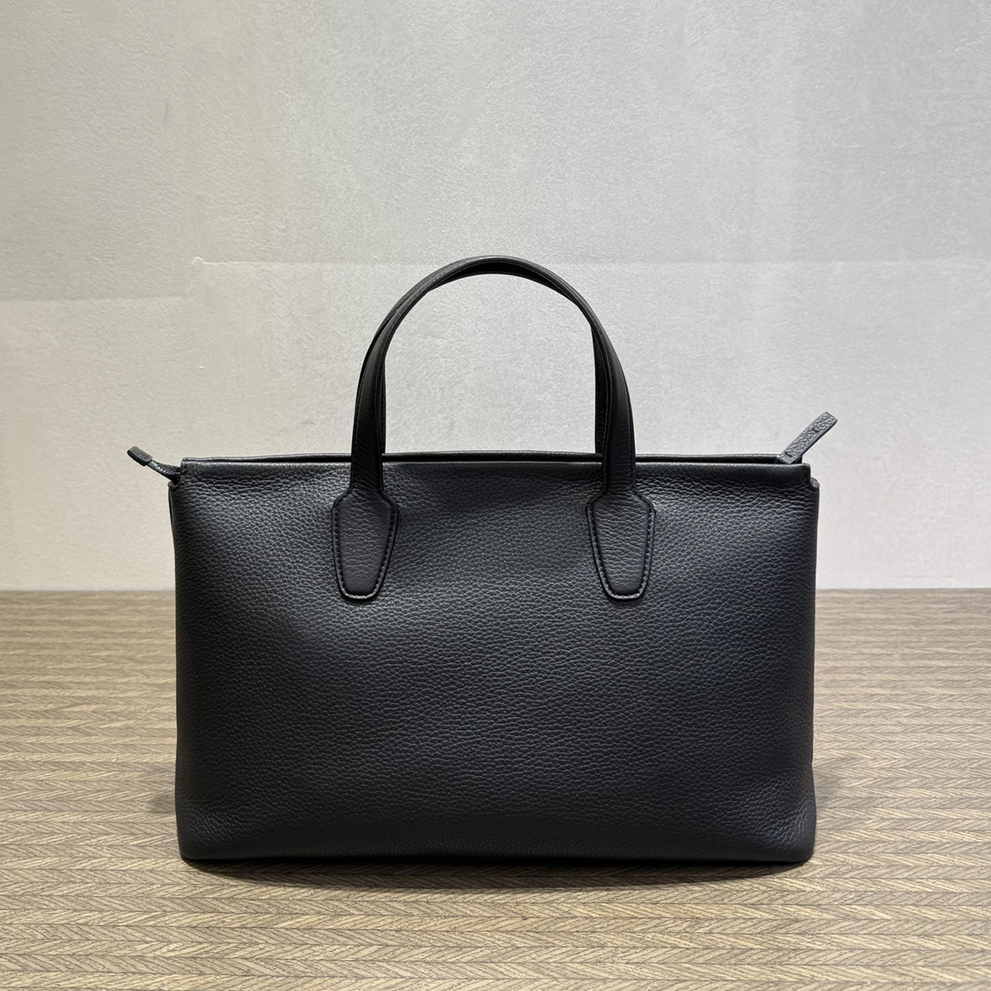 33cm Genuine Leather Handbag Women Luxury Sheepskin Lining Large Capacity minimalist style commuter bag Soft Top Grain Cowhide