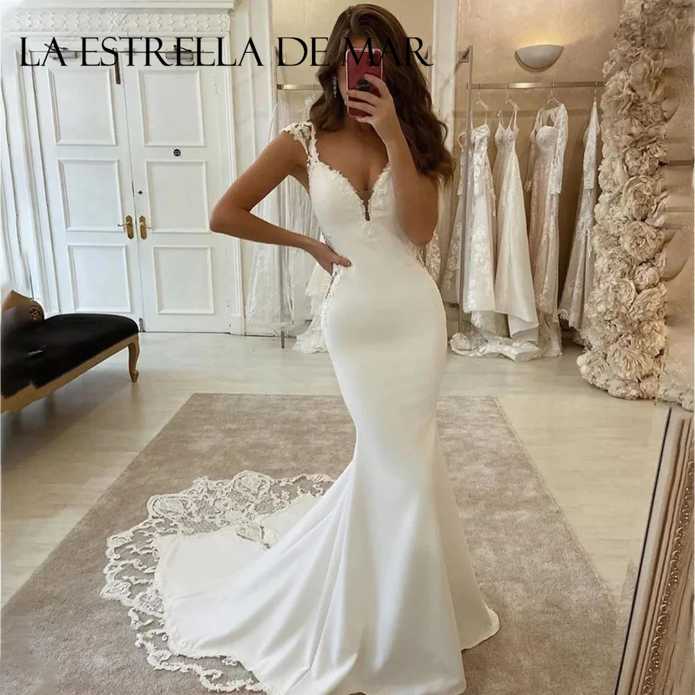 Vestido de Novia Sirena de Crepé Elástico con Cuello en V, Sin Mangas, Cola Barrida, Encaje y Satén - Elegante Vestido de Novia