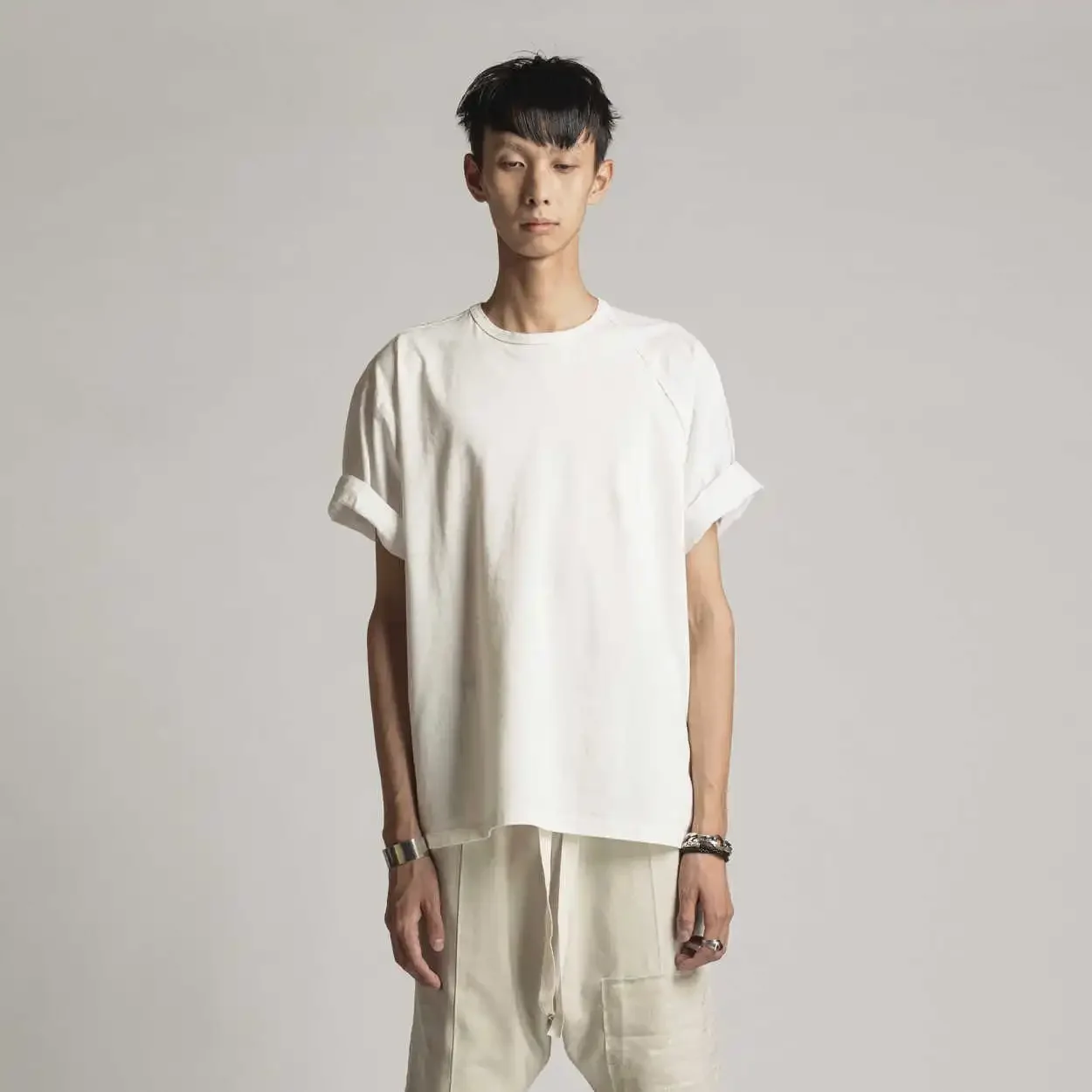 

YOJI OOAK Белая футболка с короткими рукавами и нерегулярным дизайном сзади, свободная универсальная футболка с круглым вырезом для мужчин