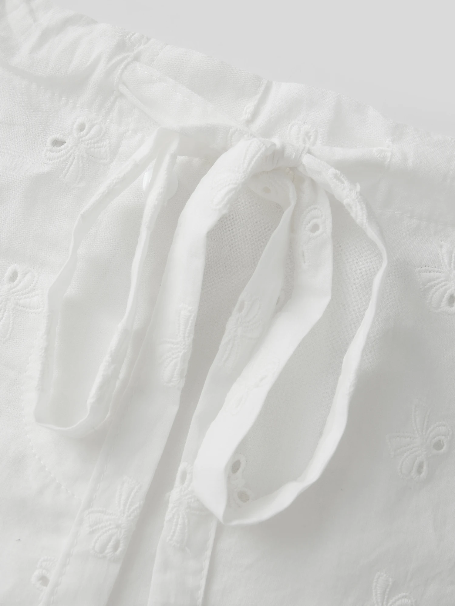 شورت نسائي من القطن خفيف الوزن مع حزام خصر مطاطي وتفاصيل تطريز زهور رقيقة لراحة الصيف