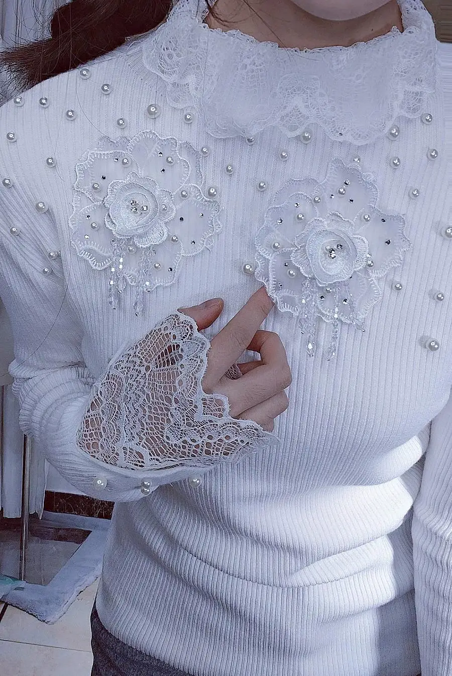 Luxury Style Beaded Diamonds Flowers Stitch Sweater For Women 2024 Spring Lace Neck White Knitwear Bottomming Pullovers