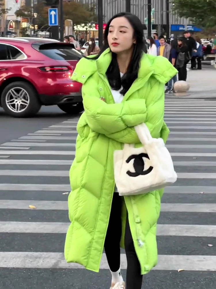 Długi, ocieplany płaszcz puchowy z kapturem, luźny, biały, zimowy, ciepły, idealny do dojazdów do pracy.