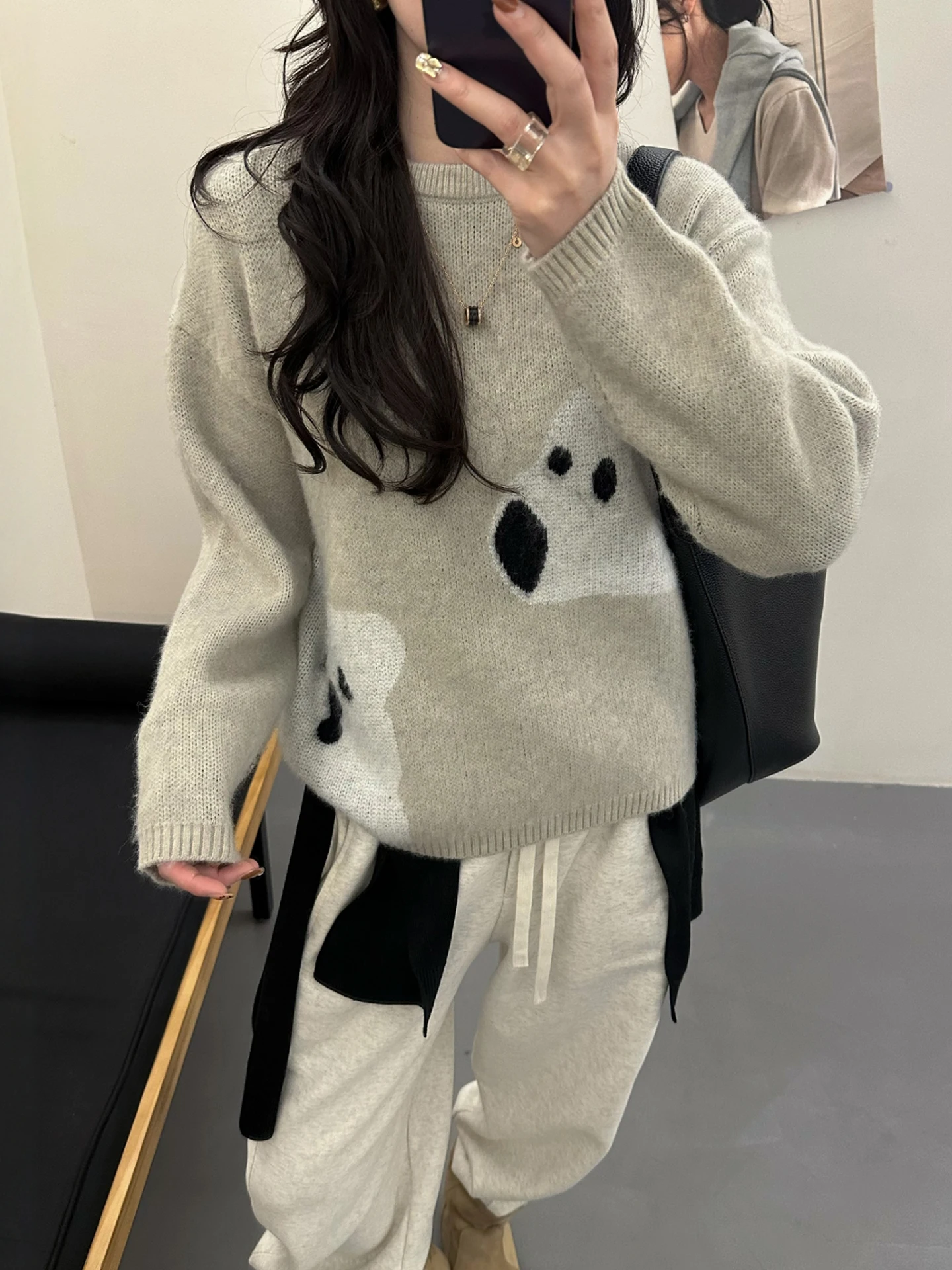 

Winter new round neck cartoon thickened cashmere sweater women's autumn and winter high-grade feeling lazy inside knitting.