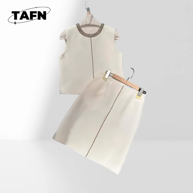 

Удобный женский комплект из юбки и топа, для повседневного или вечернего ношения. Модный и удобный для теплых дней AH1630.