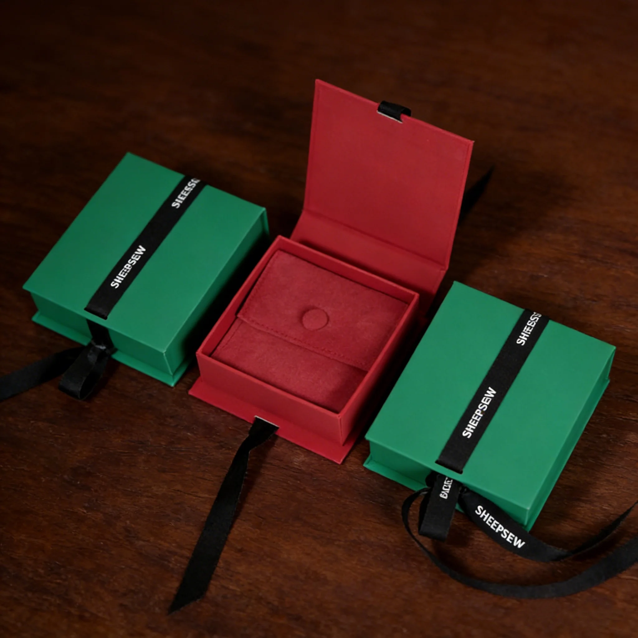 

Набор для упаковки ювелирных изделий: коробки-флипы с индивидуальным логотипом, персонализированная лента, мешочки из микрофибры. Производство PackSecret Factory.