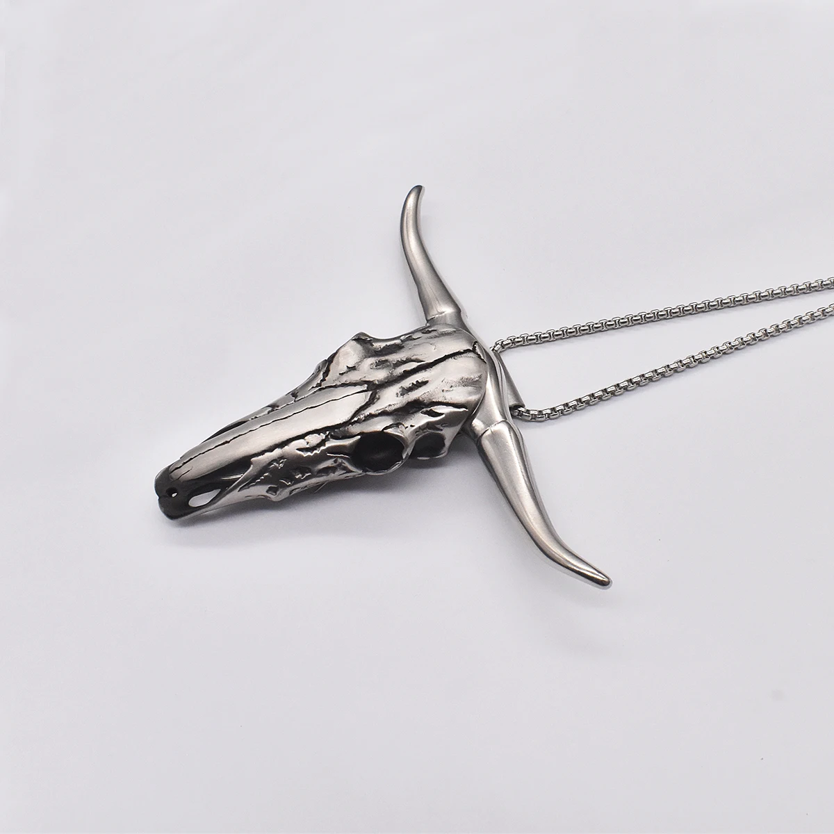 Bull head pendant necklace clasp with detachable horns - Western-style decoration