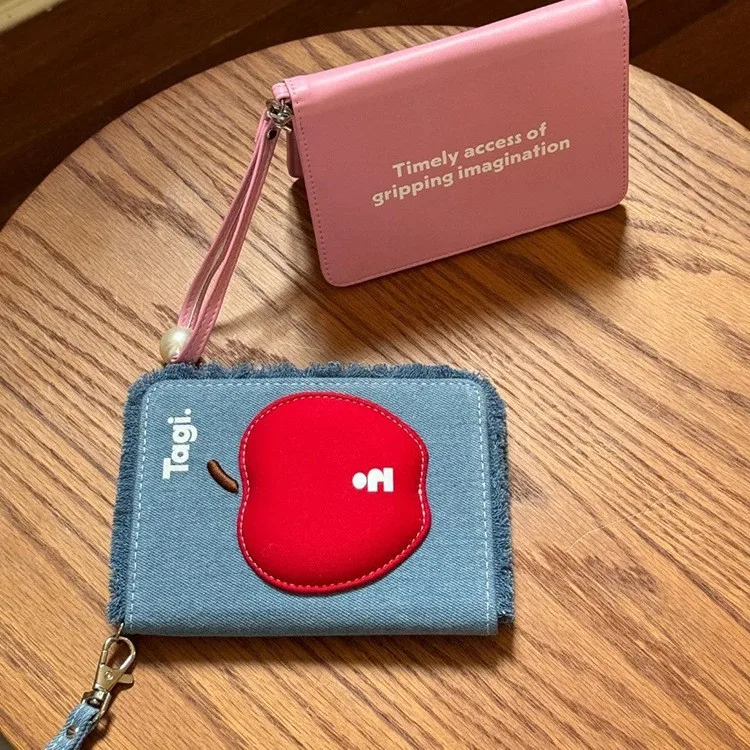 

Женская джинсовая обложка для паспорта с жемчужным декором — стильная документация и открытка