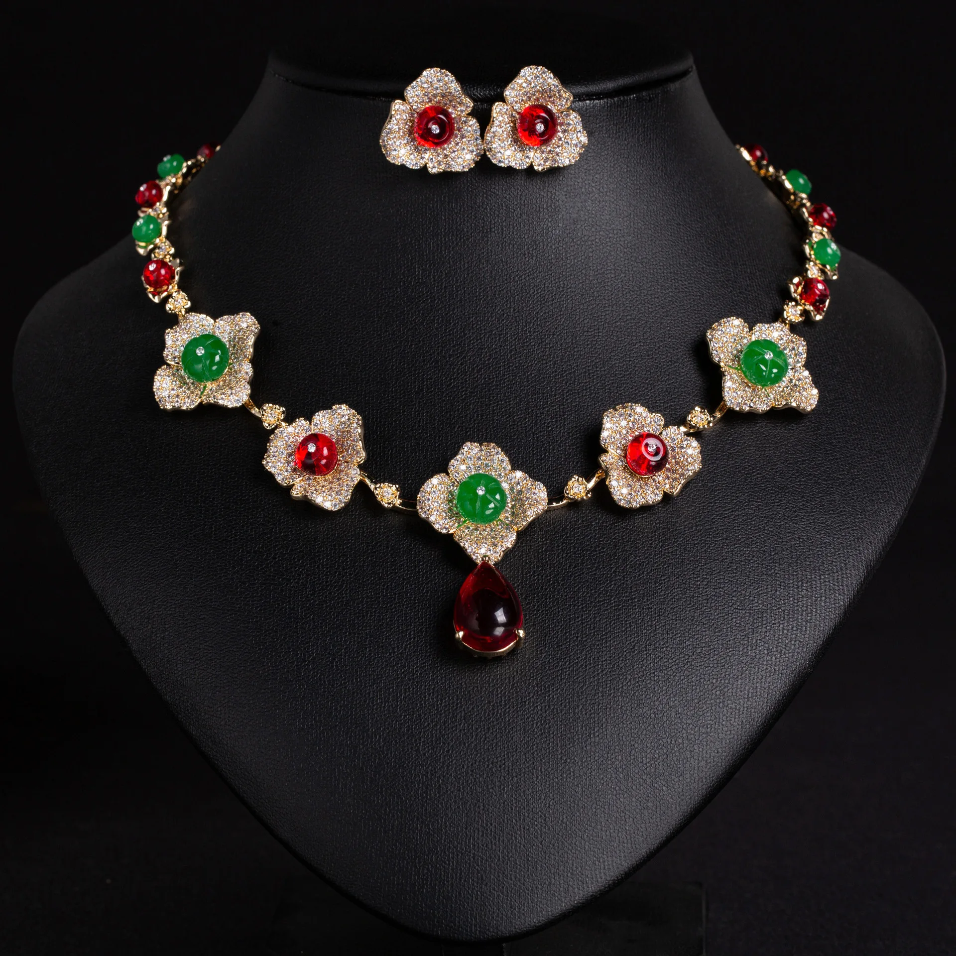 

Женский осенне-зимний комплект украшений 2026: новое ожерелье и серьги с цветными камнями и цирконами