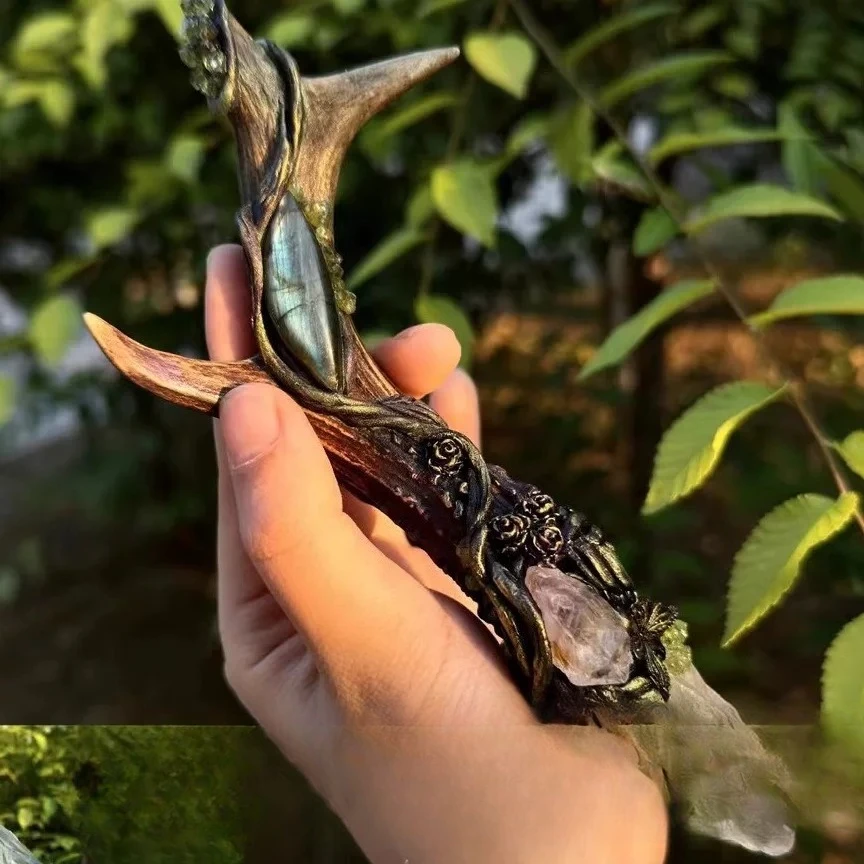 Magic wand hand to make one thing and one picture, continue to add new, natural crystals