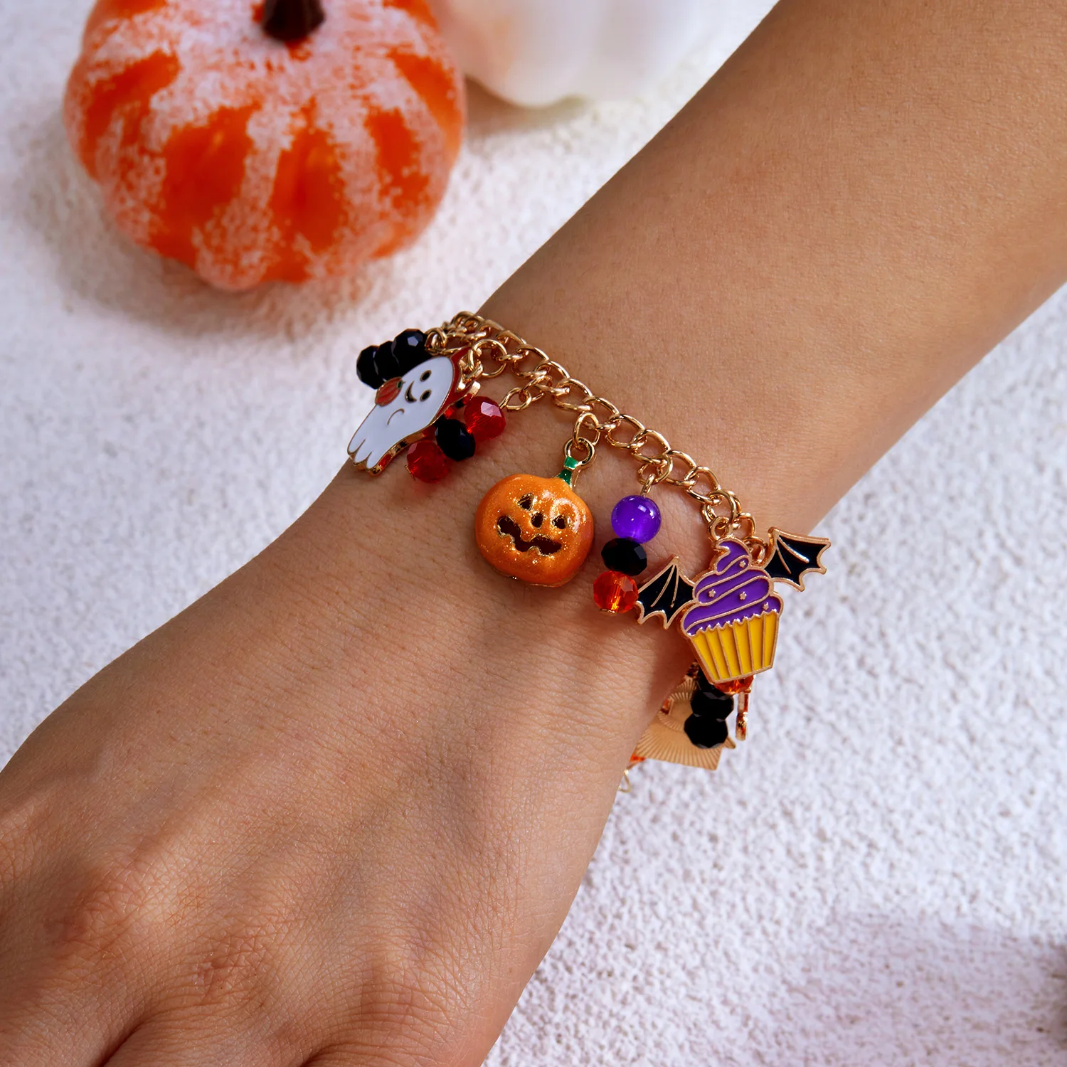 Halloween Multi-Element Kürbis-Geist-Anhänger Armband für Damen und Herren, Schwarze Katze Totenkopf Metallketten-Armband, Festival Schmuck Geschenk – Detail 1