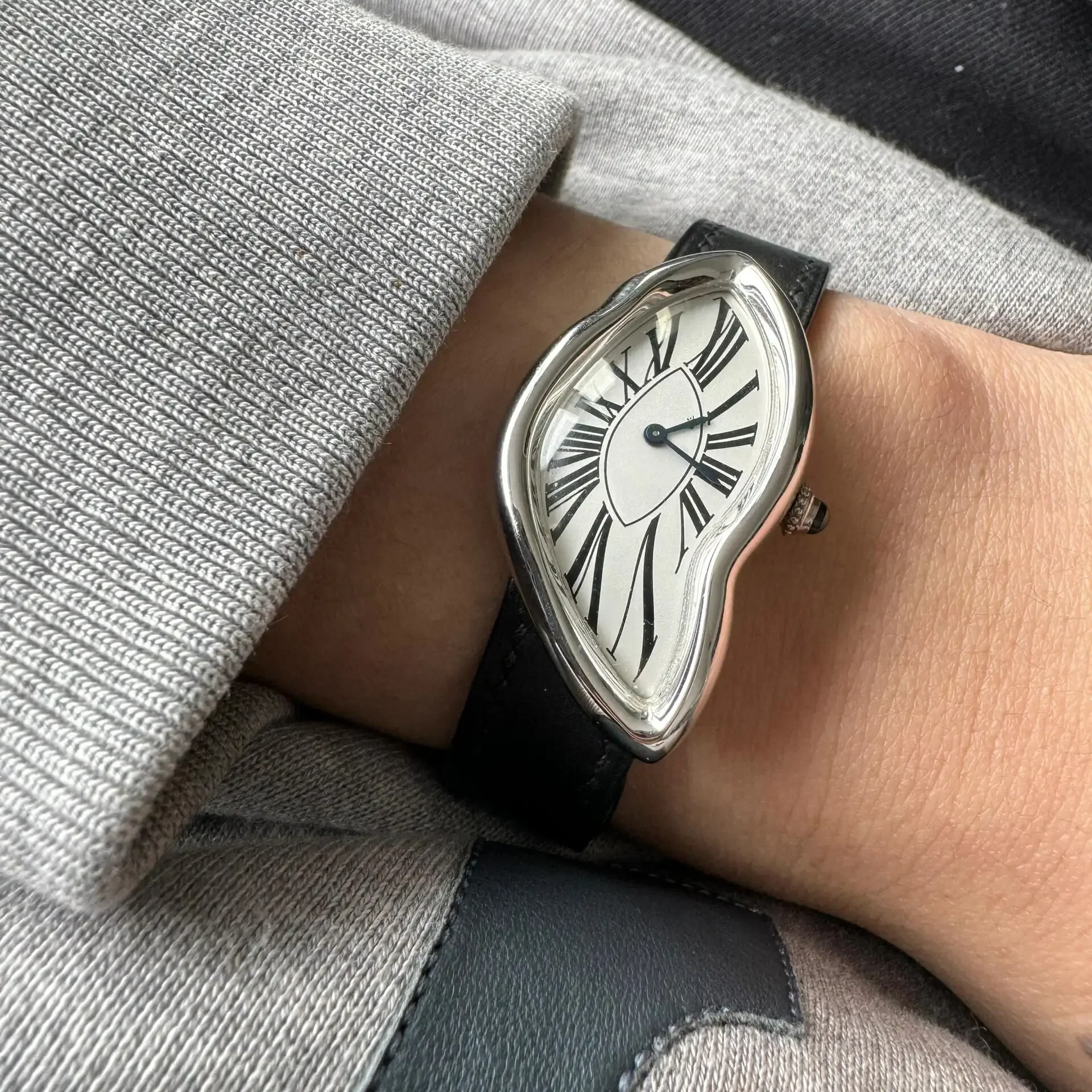 男性と女性のためのヴィンテージツイストウォッチ,クォーツ,レザー,防水,クリエイティブなデザイン,クラシック,時計,ギフト,ゴールド,シルバー