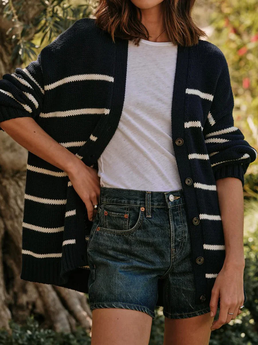 Klasyczny sweter damski w paski, rozpinany, z dekoltem w serek, zapinany na jeden guzik, z długim rękawem, luźny, jesienno-modny, dzianinowy płaszcz wierzchni.