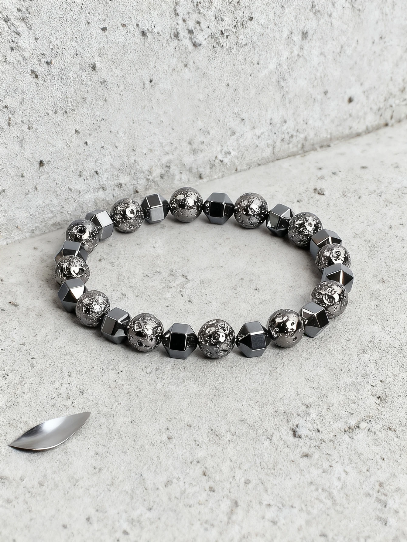 Facettiertes Hämatit- und Waffenarmband aus schwarzem Lavastein, vulkanisches Natursteinperlenarmband für Mut und Schutz, Kraftschmuck