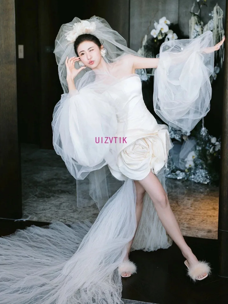 فساتين زفاف قصيرة كورية بسيطة بدون حمالات ثلاثية الأبعاد على شكل زهور بيضاء نصف أكمام منتفخة لالتقاط الصور بدون ظهر مخصصة فستان عروس صغير