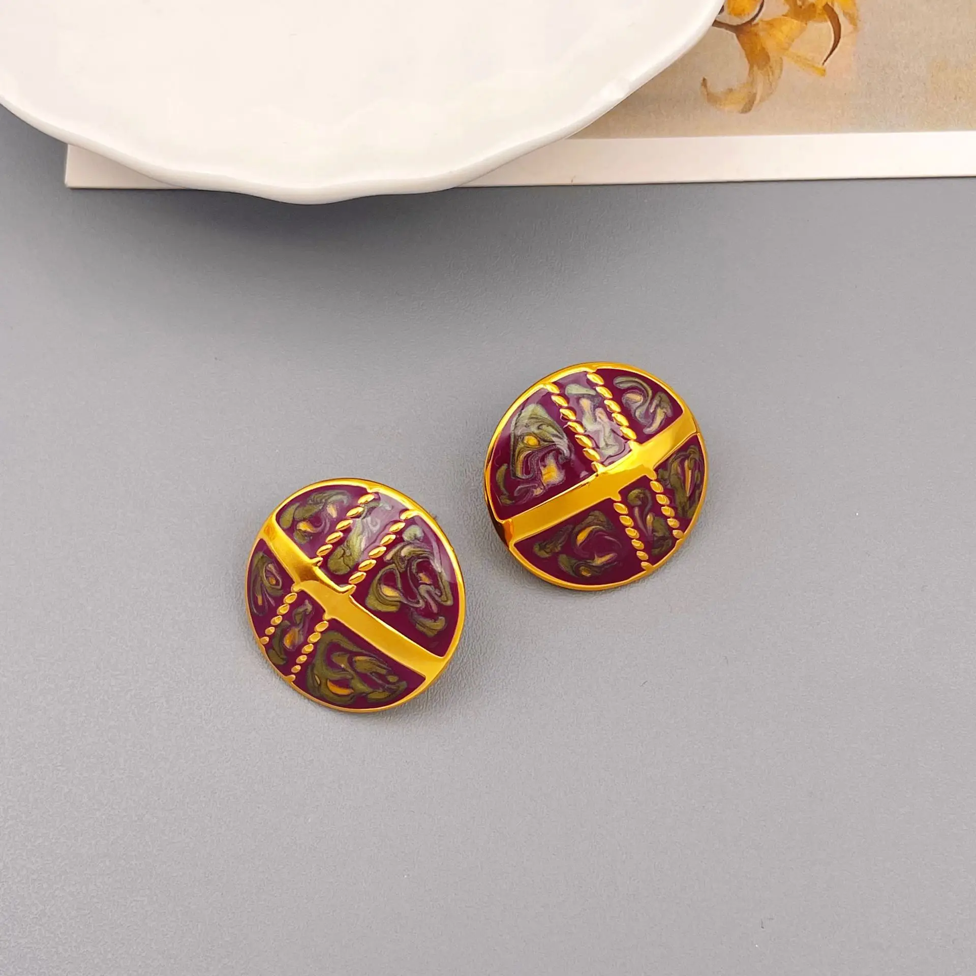 

European and American new retro enamel medieval fashion stud earrings