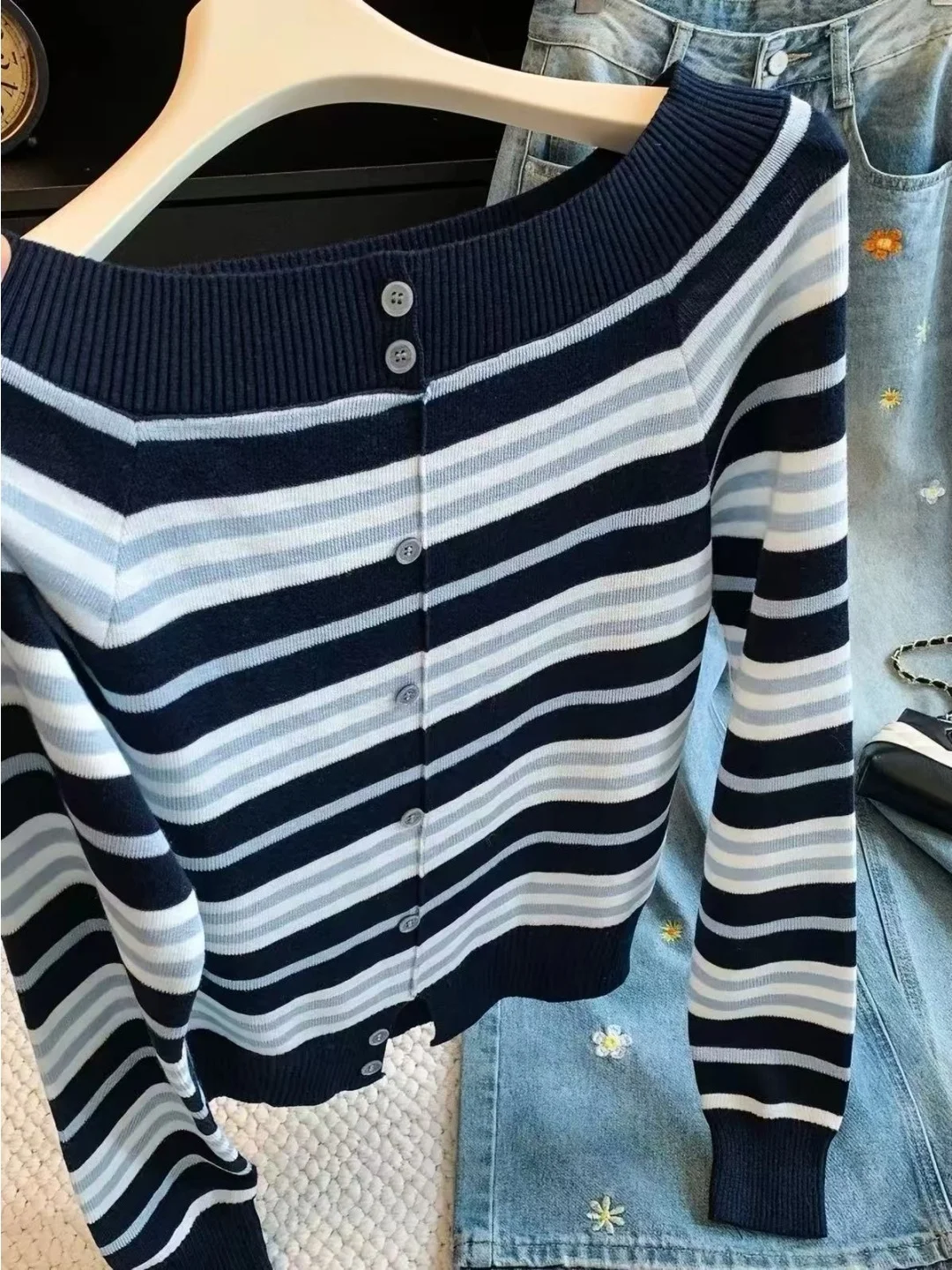 Chic Retro Striped Shoulder Bared Knitwear Women's New Style Unique Attractive Ultra Beautiful Top Casual Slim Fit Long Sleeve