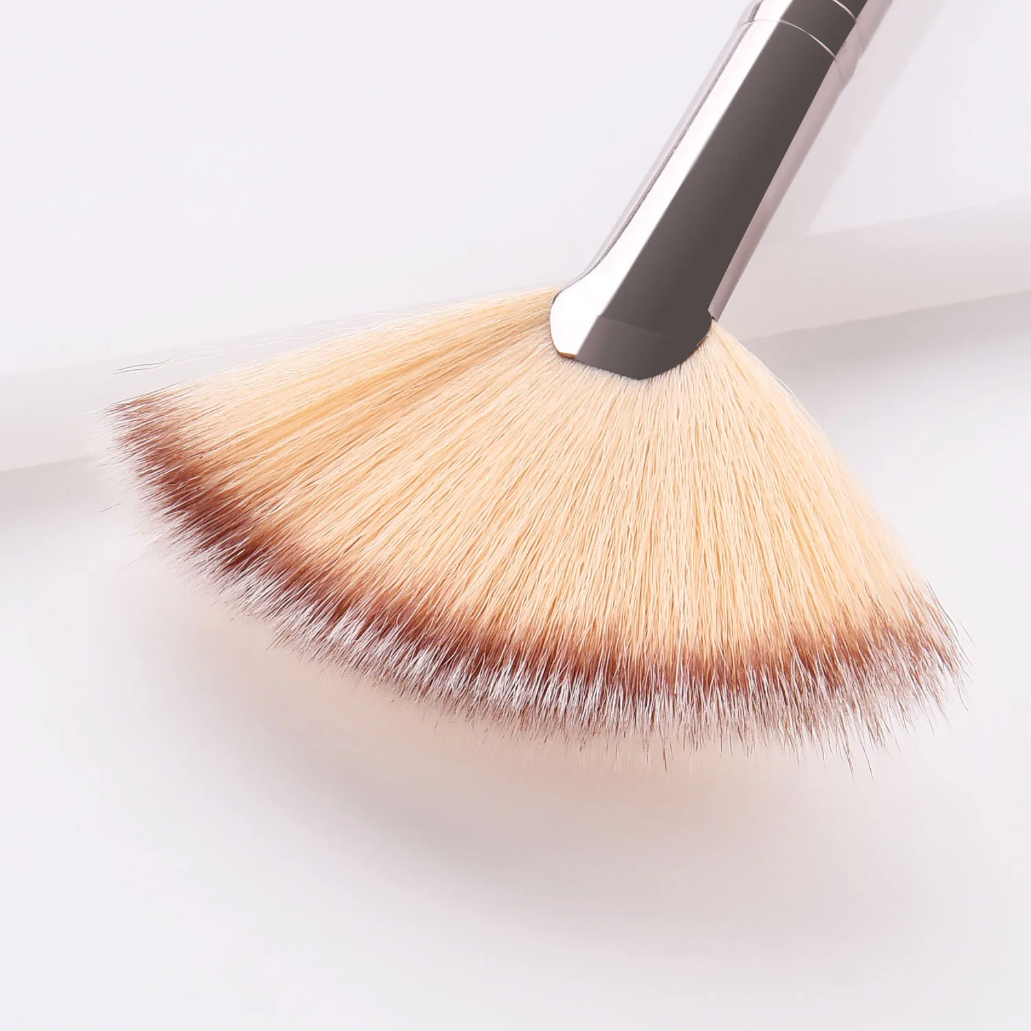 1 Pcs Professional Fan Makeup Brush Blending Highlighter Contour Face Loose Powder Brush champagne Gold Cosmetic Beauty Tools