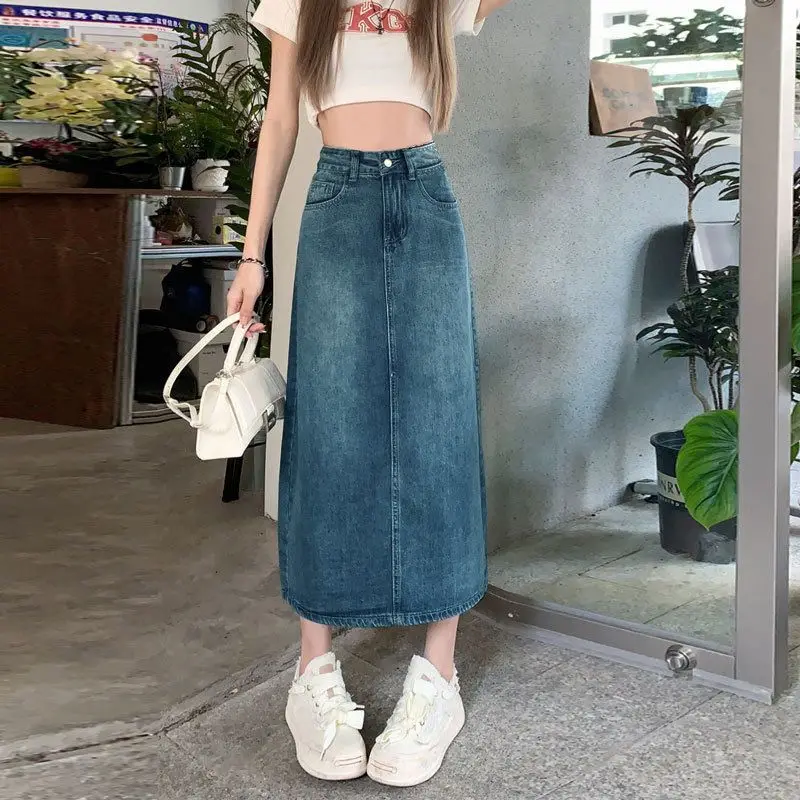 

Waist-slimming denim skirt in vintage blue with a back slitaSlim-fit skirt that makes you look taller, high-waisted bodycon skir