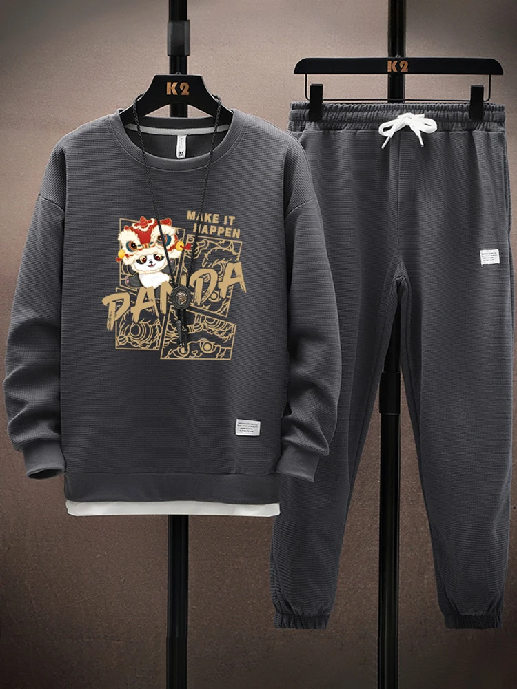 

Модный мужской комплект: свитшот и брюки Slim Fit, осенний, молодежный, с принтом, круглый вырез, полиэстер, бренд Kuing