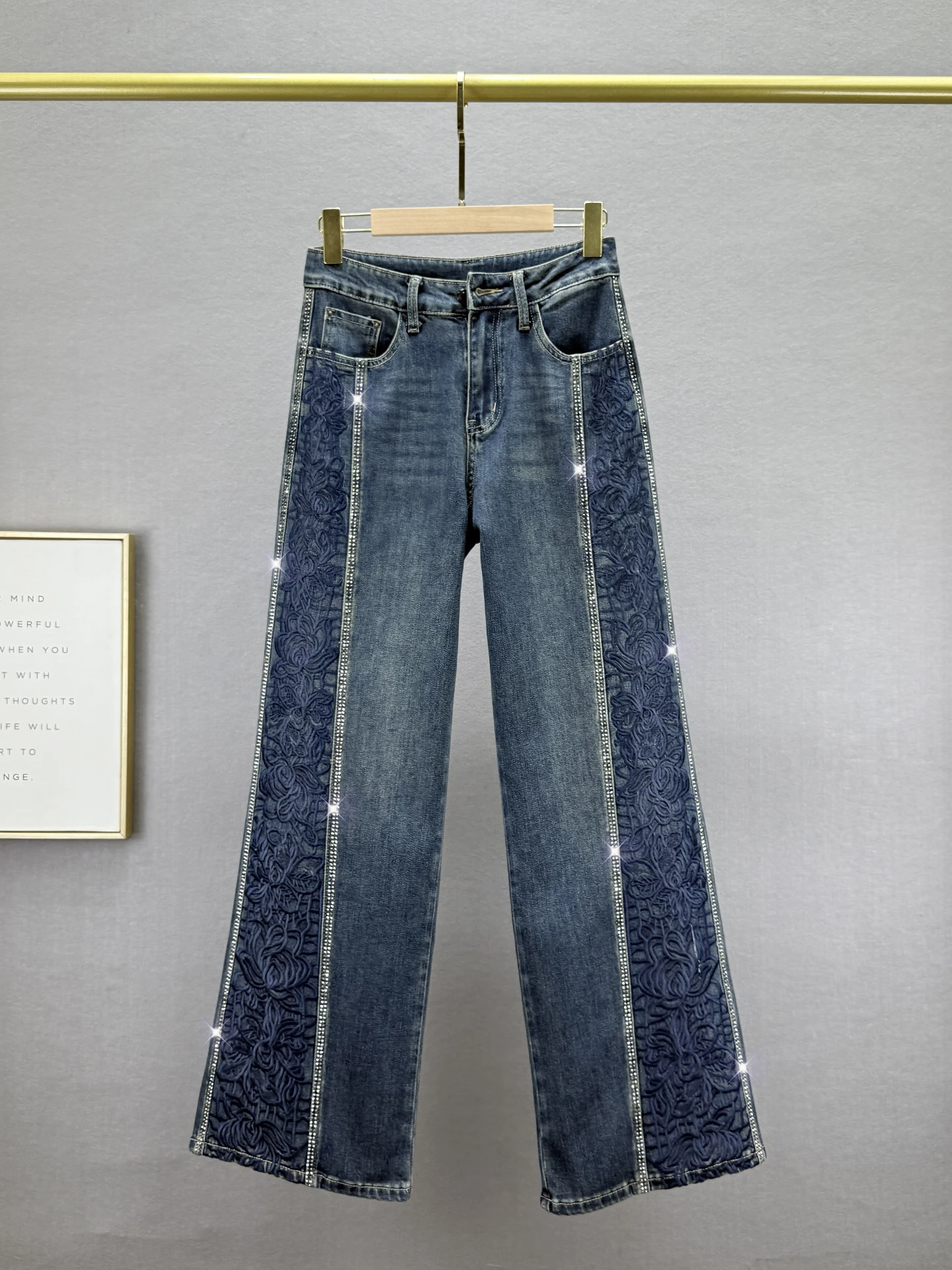 

Модные женские джинсовые брюки с высокой талией, свободного кроя, с вышивкой и стразами, широкие штанины, осенняя новинка, визуально стройнящие, в этническом стиле