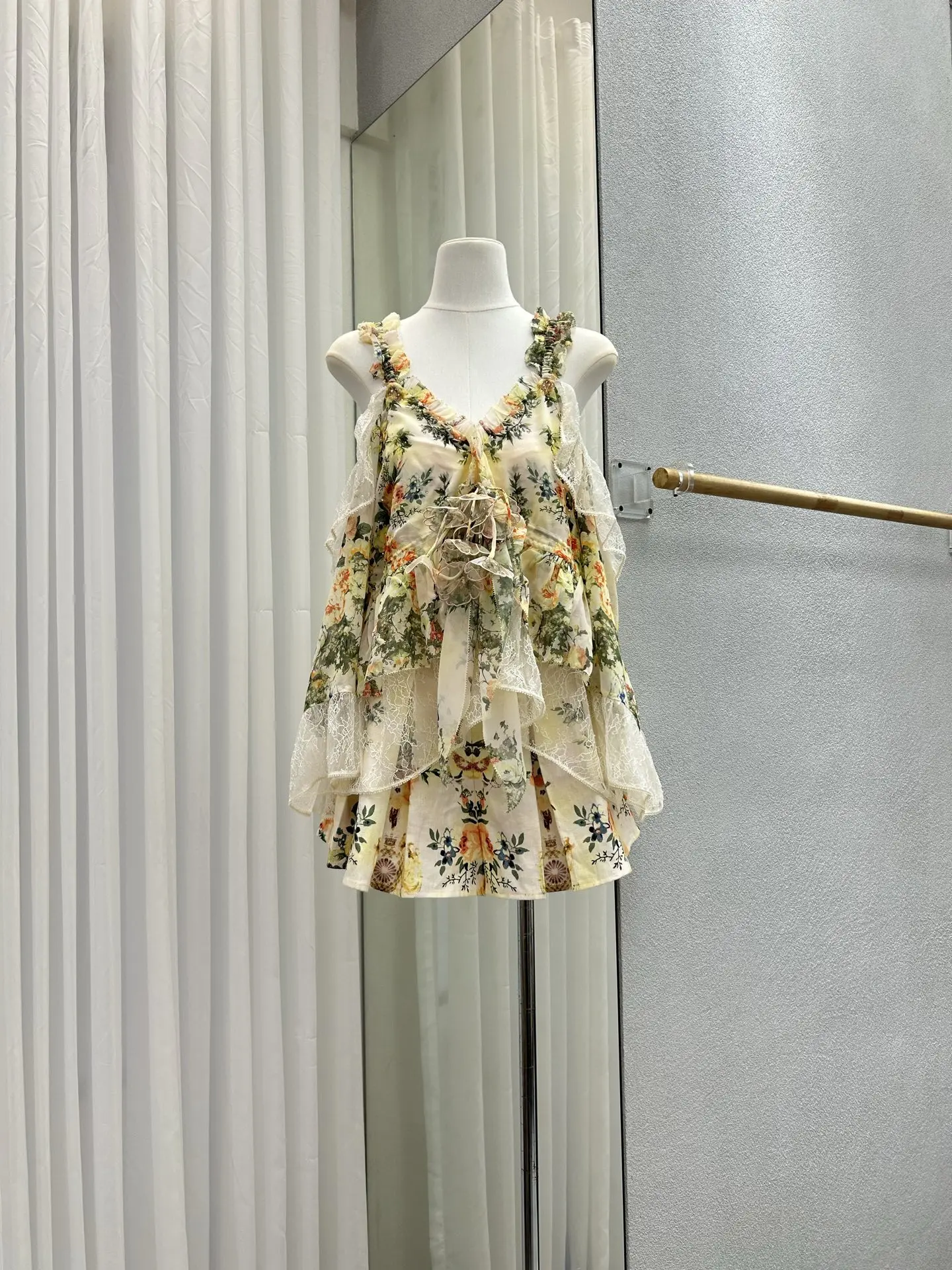 เสื้อผู้หญิงผ้าไหมแท้ 100% ลายดอกไม้ ปักลายลูกไม้ ตัดต่อผ้า แขนบานเปิดไหล่ สไตล์หรูหรา