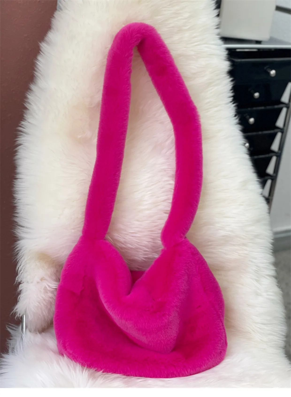 Fashion Shoulder Bag Casual Solid Color Faux Rabbit Fur Women Sling Bag Simple Fluffy Plush Bucket Crossbody Bag Handbags image 6