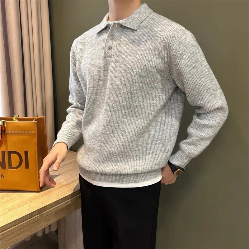 เสื้อโปโลคอเต่าผู้ชายสไตล์เกาหลีใหม่ เสื้อถักแขนยาวหรูหรา สวมใส่สบายๆ สีพื้น สตรีทแวร์ลำลอง เสื้อถักสำหรับฤดูใบไม้ร่วง