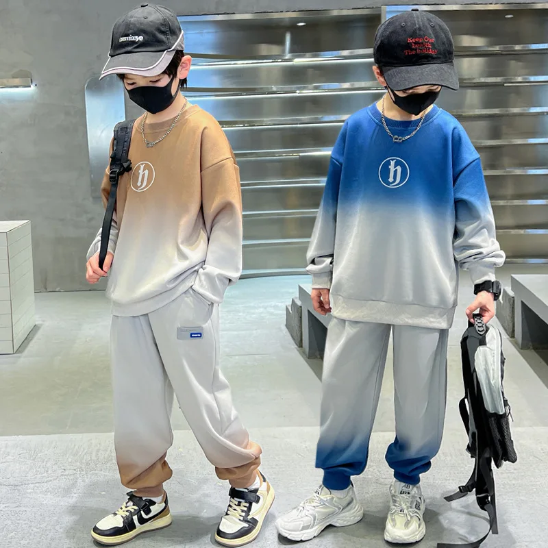 

2025 New Boys' Spring and autumn set is a trendy and casual two-piece set consisting of long-sleeved sweatshirts and long pants