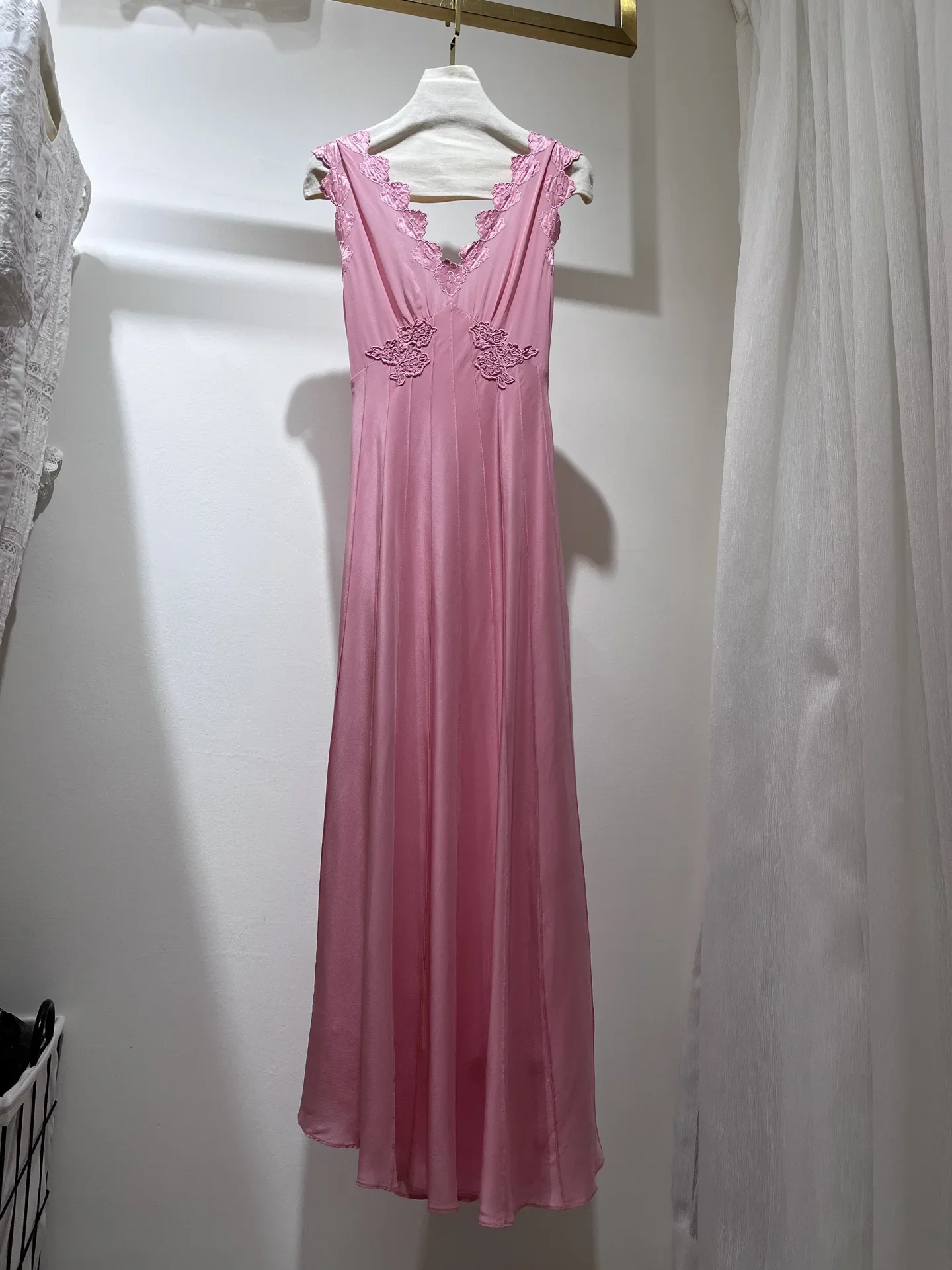 Abito lungo rosa da donna in seta 100% patchwork di pizzo con scollo a V senza maniche a vita alta pieghettato elegante gilet sottile