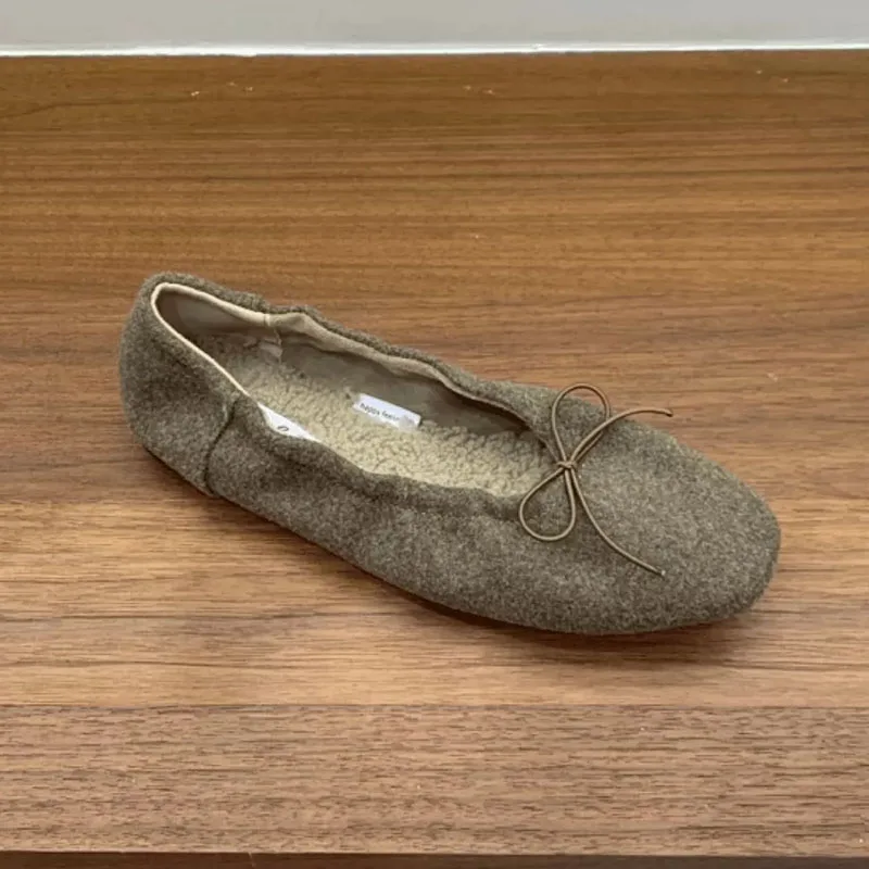 Modische, flache Schuhe aus Plüsch, zum Hineinschlüpfen, für Damen, weich und warm, mit Schmetterlingsknoten, aus Flockstoff, flache Damenschuhe mit Fell, neue Herbst-/Winterkollektion. – Detail 3
