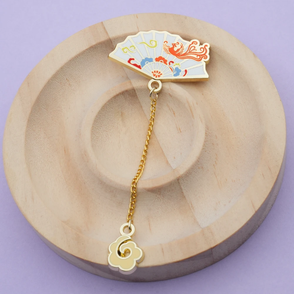 Klassischer chinesischer Fächer, Anhänger mit Glückswolke und fliegendem Vogel, Emaille-Anstecker, exquisiter Modeschmuck für den Kragen. – Detail 4