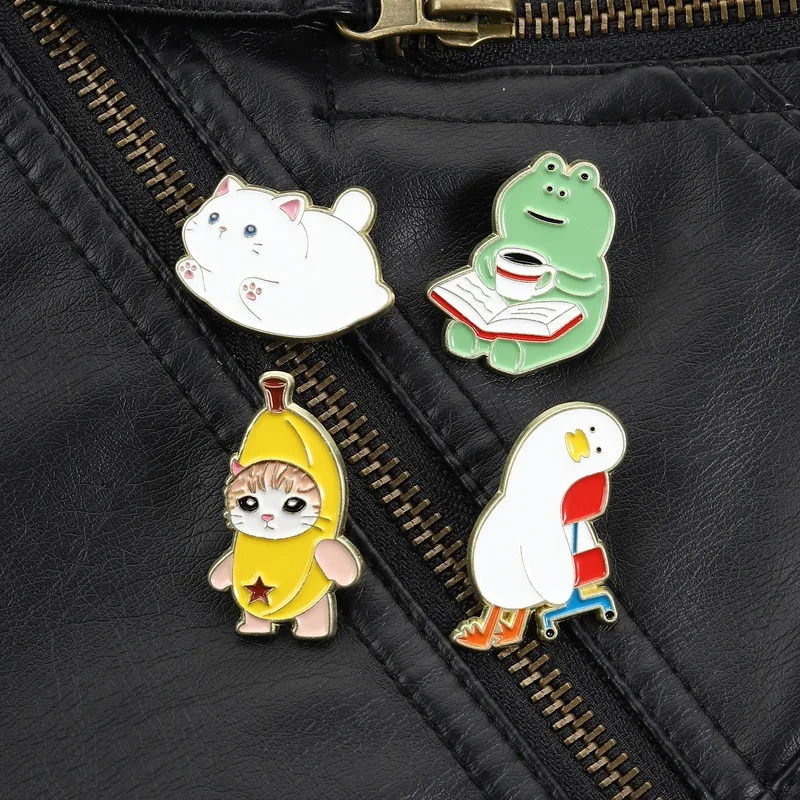 Animal Brooches Quirky Reading Books Bullfrog White Duck Working People Metal Badges Small Gifts Wholesale Hat Pins for Clothes